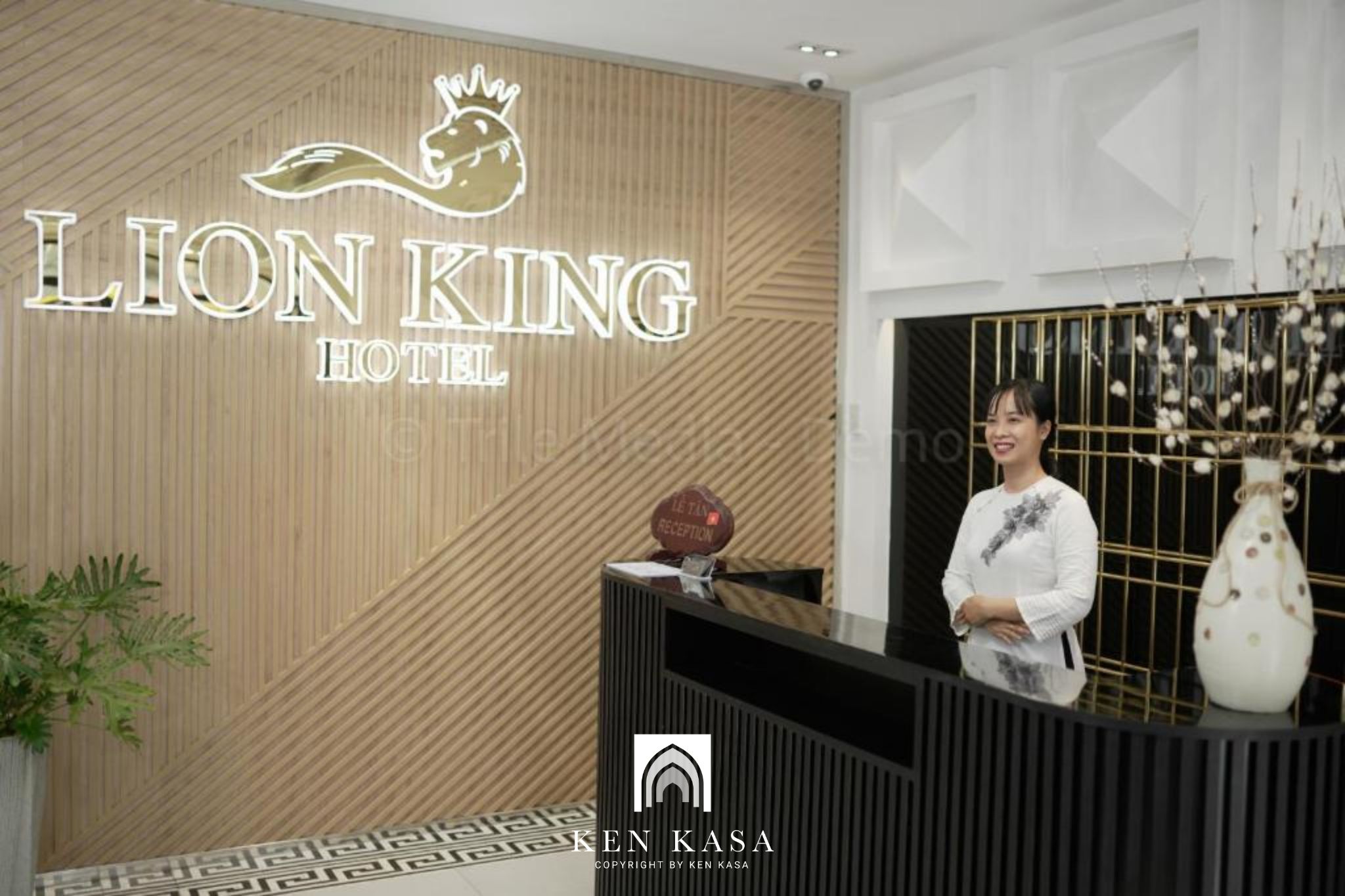 quầy lễ t&acirc;n của Hạng ph&ograve;ng cao cấp v&agrave; sang trọng nhất trong kh&aacute;ch sạn Lion King ch&iacute;nh l&agrave; Deluxe. Căn ph&ograve;ng c&oacute; diện t&iacute;ch v&ocirc; c&ugrave;ng rộng r&atilde;i v&agrave; th&ocirc;ng tho&aacute;ng hơn hẳn so với c&aacute;c hạng ph&ograve;ng c&ograve;n lại. Do đ&oacute; c&ograve;n g&igrave; th&iacute;ch hợp hơn cho chuyến tuần trăng mật đầy &yacute; nghĩa v&agrave; l&atilde;ng mạn của du kh&aacute;ch hơn Deluxe Double.